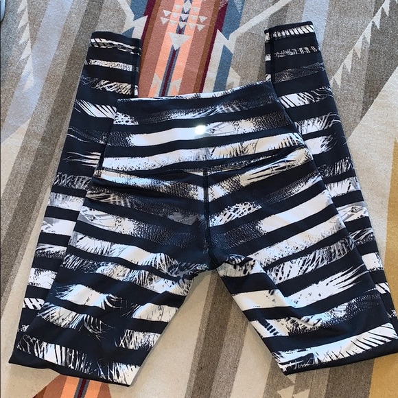 Limited edition print Lululemon Leggings size 4 - Picture 8 of 8